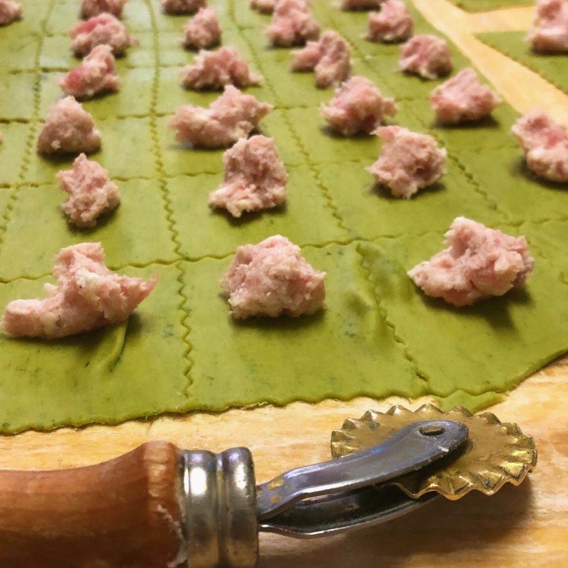 Sfoglia verde tirata a mano e ripieno per i tortelloni, con la rotella da pasta